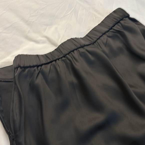 Black midi skirt - Picture 3 of 4